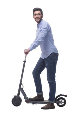 Yan görünüş. Elektrikli scooterlı çekici bir genç adam..