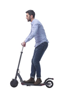 Yan görünüş. Elektrikli scooterlı çekici bir genç adam..