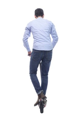 Dikiz aynası. Genç adam elektrikli scooterla ayrılıyor. .