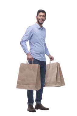 Geniş kağıt çantalı genç adam. .