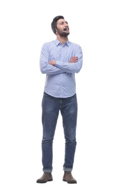 Tam gelişim. Kulaklıklı genç adam beyaz ekranda bir ilan okuyor..