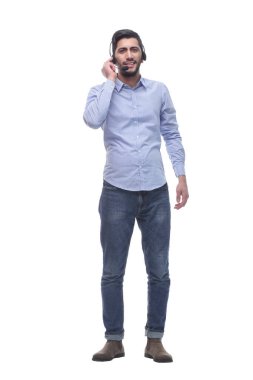 Tam gelişim. Kulaklıklı genç adam beyaz ekrana bakıyor..