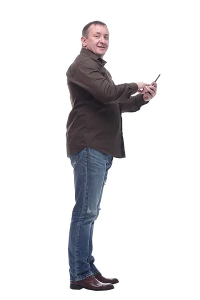 Uomo maturo con uno smartphone che punta verso uno schermo bianco . — Foto Stock