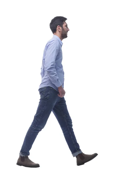 Joven en jeans caminando con confianza hacia adelante. — Foto de Stock