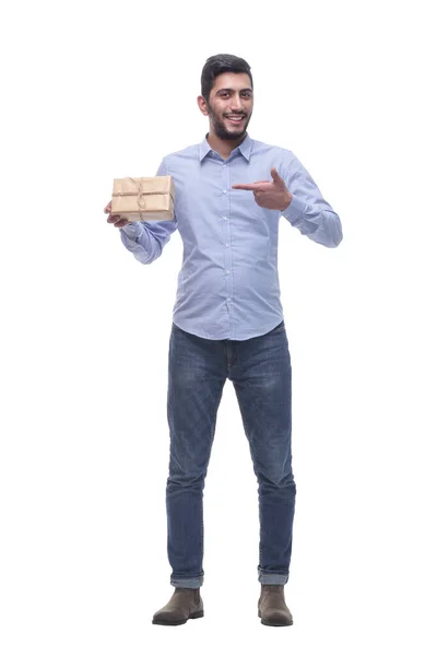 Joven feliz con un regalo en papel artesanal. — Foto de Stock