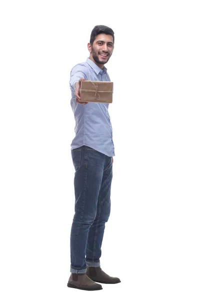 Em pleno crescimento. homem feliz entregando-lhe uma caixa de presente. — Fotografia de Stock