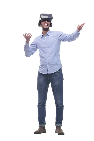 En pleno crecimiento. joven sonriente con gafas de realidad virtual. — Foto de Stock