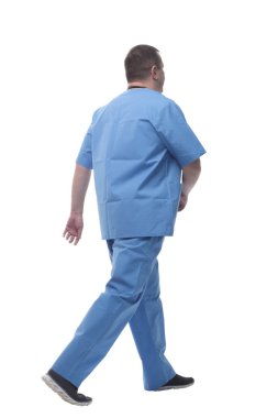 Kendine güvenen bir erkek doktor öne çıkıyor. beyaz arkaplanda izole edilmiş.