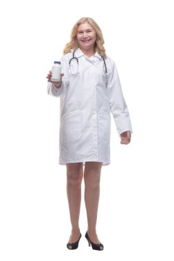 Doktor el dezenfektanı gösteriyor. beyaz arkaplanda izole.