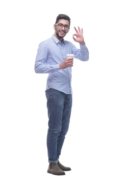 Mladý usměvavý muž drží kávu s sebou. — Stock fotografie