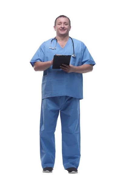 컴퓨터 앞에서 필기를 하고 있는 자신있는 남성 의사. — 스톡 사진