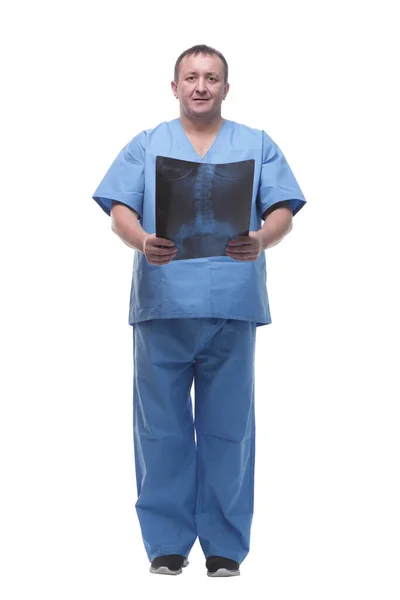 Doctor serio mirando una radiografía. aislado sobre un fondo blanco. — Foto de Stock