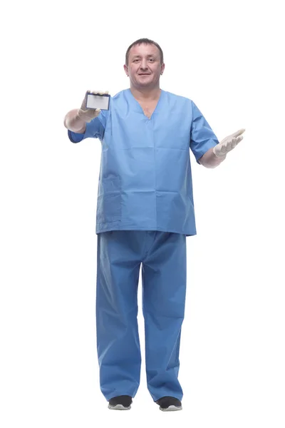 Γιατρός που δείχνει την επαγγελματική του κάρτα. απομονωμένο σε λευκό φόντο. — Φωτογραφία Αρχείου