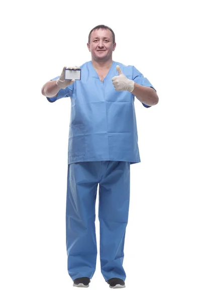 Médico com cartão de visita, mostrando polegares para cima. — Fotografia de Stock