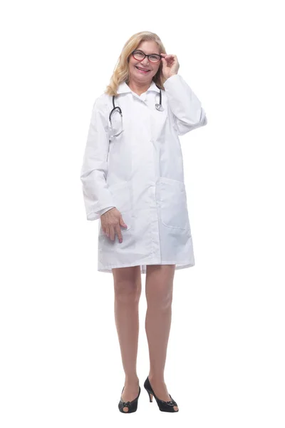 Médico feminino com um estetoscópio a olhar para si . — Fotografia de Stock