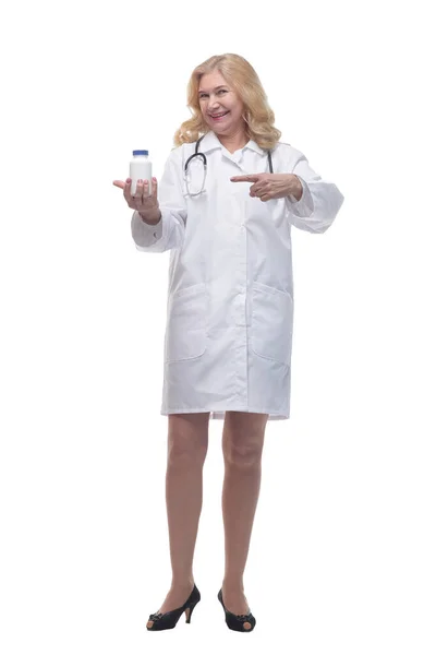 Doctora sonriente señalando al desinfectante. aislado sobre un fondo blanco. — Foto de Stock