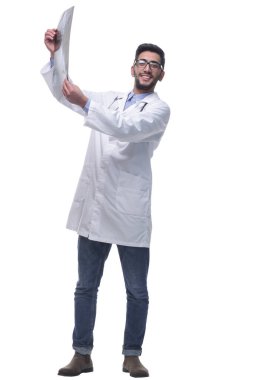 Röntgene bakan uzman doktor. beyaz arkaplanda izole edilmiş.