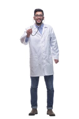 Gülümseyen doktor dijital tabletin ekranını işaret ediyor.