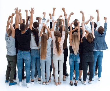 Dikiz aynası. Elleri havada hırslı bir grup genç.