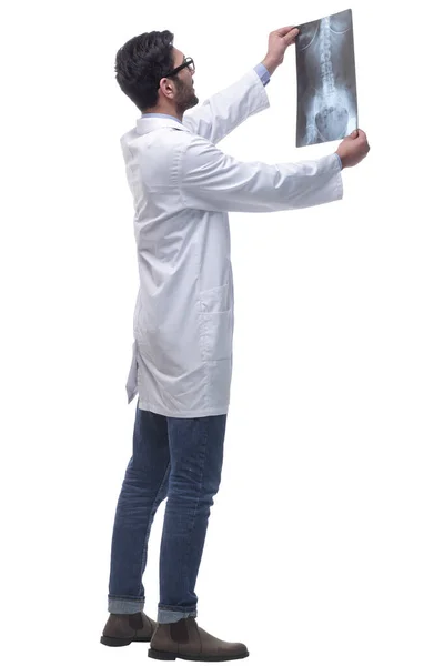 Der behandelnde Arzt mit dem Röntgenbild, das Sie anschaut. isoliert auf weißem Hintergrund. — Stockfoto
