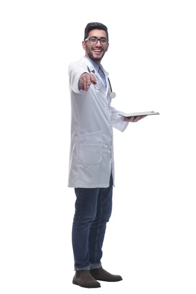 Vriendelijke bijwonen arts met een klembord kijken naar u . — Stockfoto