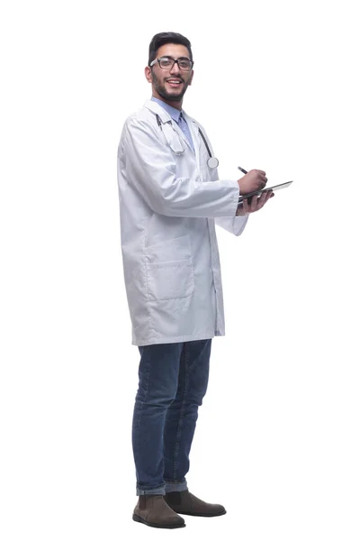 Médico que atiende haciendo notas en el portapapeles . — Foto de Stock
