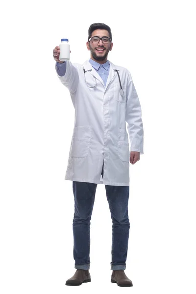 Médico sonriente apuntando al desinfectante de manos. aislado sobre un fondo blanco. — Foto de Stock