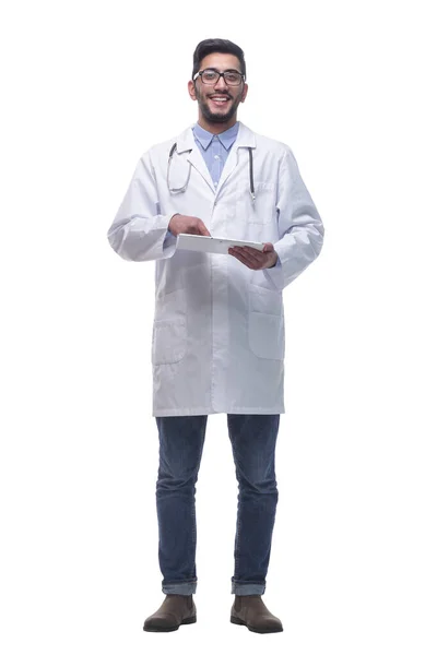 Médico masculino com um comprimido digital. isolado sobre um fundo branco. — Fotografia de Stock