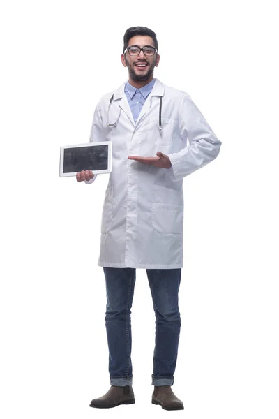 Médico sonriente apuntando a la pantalla de una tableta digital. —  Fotos de Stock