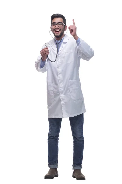 Médico divertido con estetoscopio apuntando a usted . — Foto de Stock