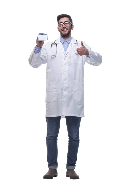 Mosolygó orvos mutatja a névjegykártyáját. fehér alapon elkülönítve. — Stock Fotó