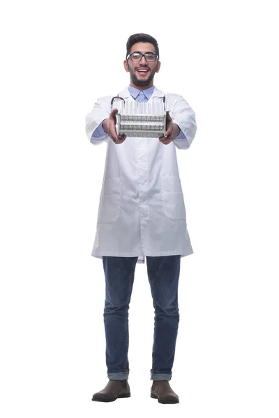 Médico sorridente com tubos de ensaio. isolado sobre um fundo branco. — Fotografia de Stock