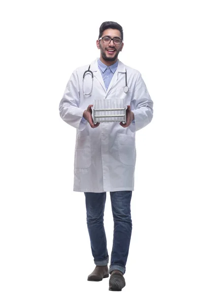 Lekarz z probówkami idącymi do przodu. izolowany na białym tle. — Zdjęcie stockowe