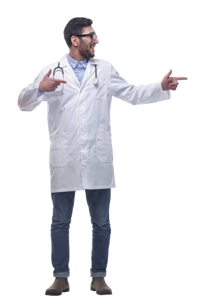 Aufmerksame Ärztin blickt auf weißen leeren Bildschirm . — Stockfoto