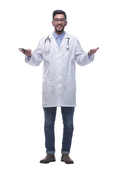 Lächelnder Arzt mit Smartphone. isoliert auf weißem Hintergrund. — Stockfoto