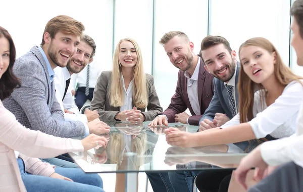 Успішна бізнес команда сидить за столом у конференц-залі — стокове фото