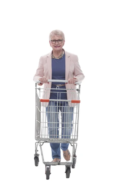 W pełnym wzroście. szczęśliwy starszy kobieta pchając a zakupy koszyk — Zdjęcie stockowe
