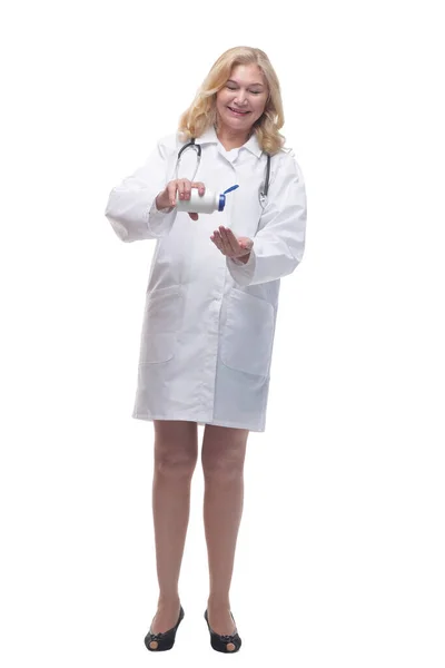 En leende kvinna som använder desinfektionsmedel. isolerad på en vit bakgrund. — Stockfoto