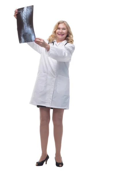 做X光检查的女医生。在白色背景上隔离. — 图库照片