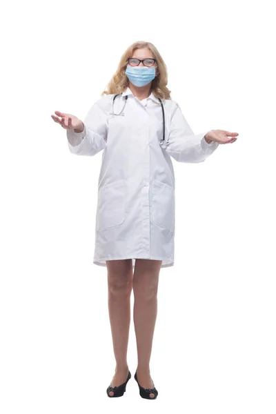 Vrouwelijke arts met een beschermend masker. geïsoleerd op een witte achtergrond. — Stockfoto
