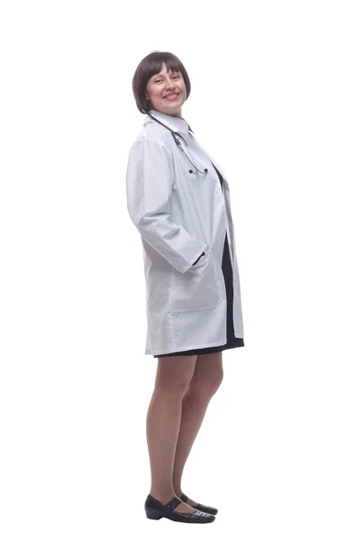 Médico feminino confiante com estetoscópio olhando para você. — Fotografia de Stock