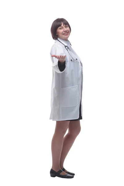 Уверенная женщина-врач со стетоскопом смотрит на тебя. — стоковое фото