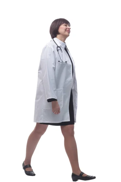 骄傲的女医生大步向前走着。在白色背景上隔离. — 图库照片