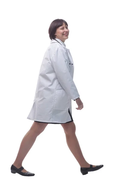 Självsäker kvinnlig sjukvårdare som går framåt. isolerad på en vit bakgrund. — Stockfoto