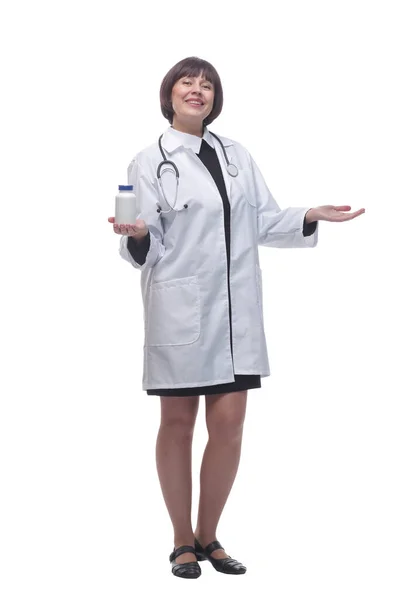 一个女医生手里拿着清洁剂。在白色背景上隔离. — 图库照片