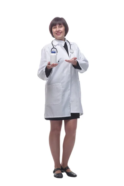 Kvinnlig läkare med rengöringsmedel i handen visar tummen upp . — Stockfoto