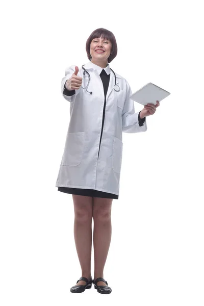 Médico feminino com um comprimido digital apontando para você . — Fotografia de Stock
