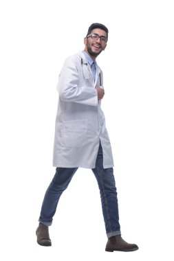 Steteskopla ileri doğru yürüyen mutlu bir doktor..