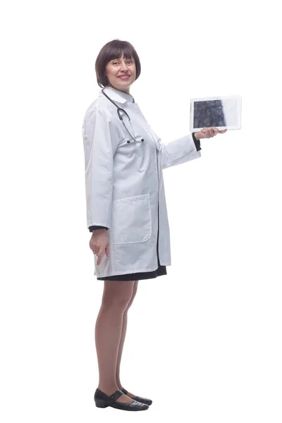 女医生展示数码平板电脑。在白色背景上隔离. — 图库照片