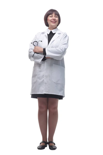 Retrato de uma jovem médica feliz. isolado sobre um fundo branco. — Fotografia de Stock
